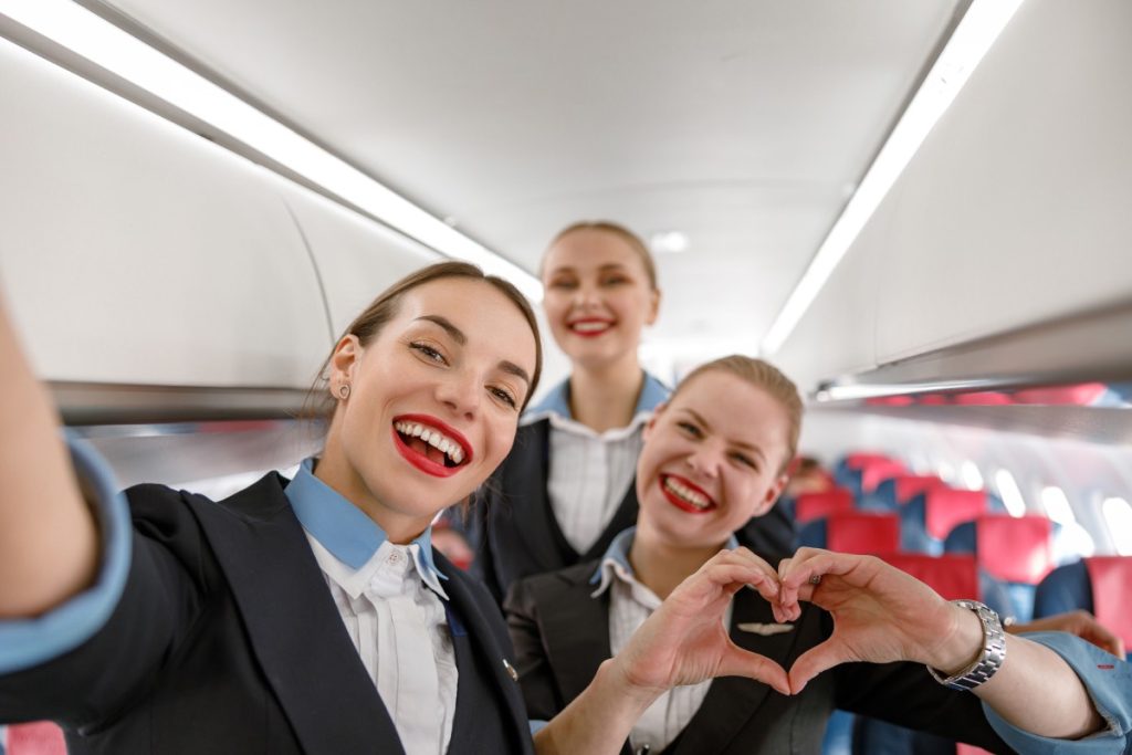hotesse-de-l-air-salaire-etudes-competences-necessaires