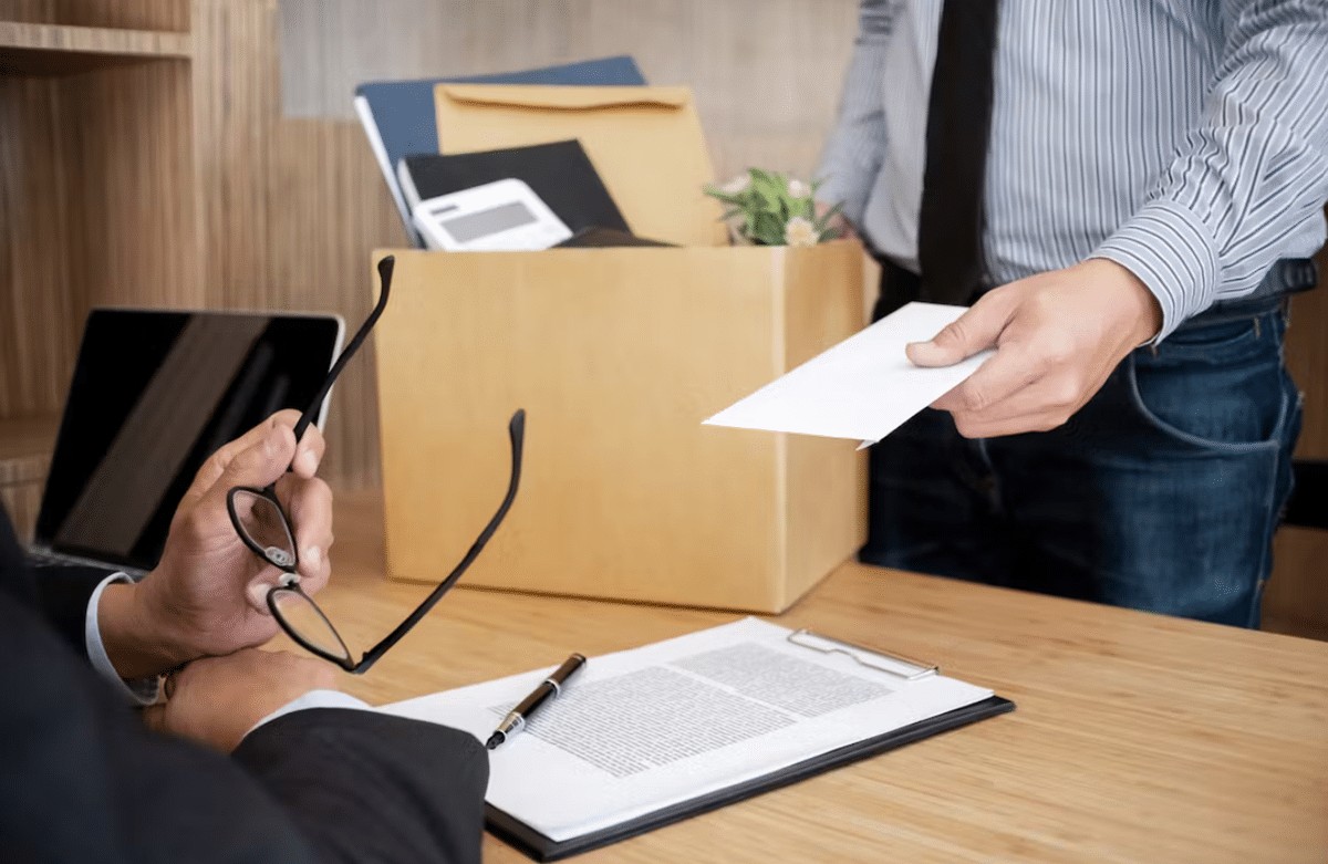 Lettre de démission remise en main propre : tout ce qu’il faut savoir !