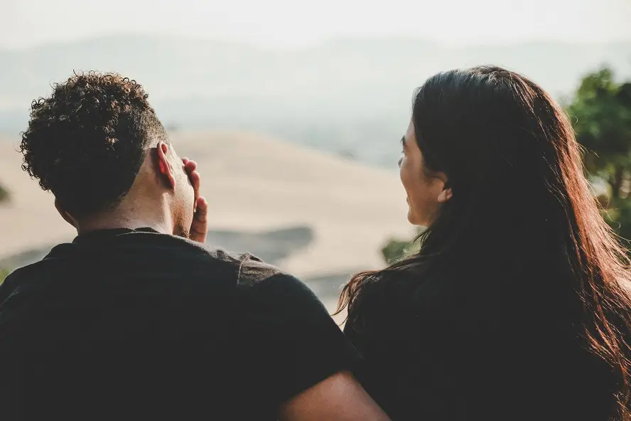 Quelle est la différence entre fréquenter et être en couple 