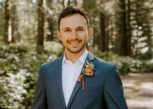 meilleure tenue décontractée pour un homme invité à un mariage