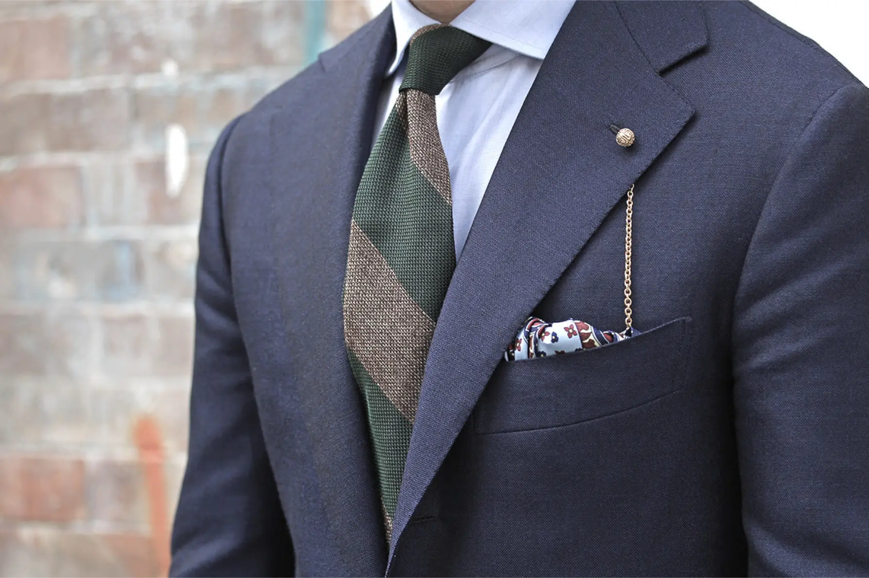 Comment mettre une pochette de costume ?