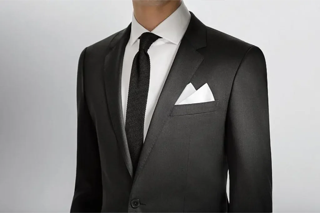 Comment plier une pochette de costume à une pointe