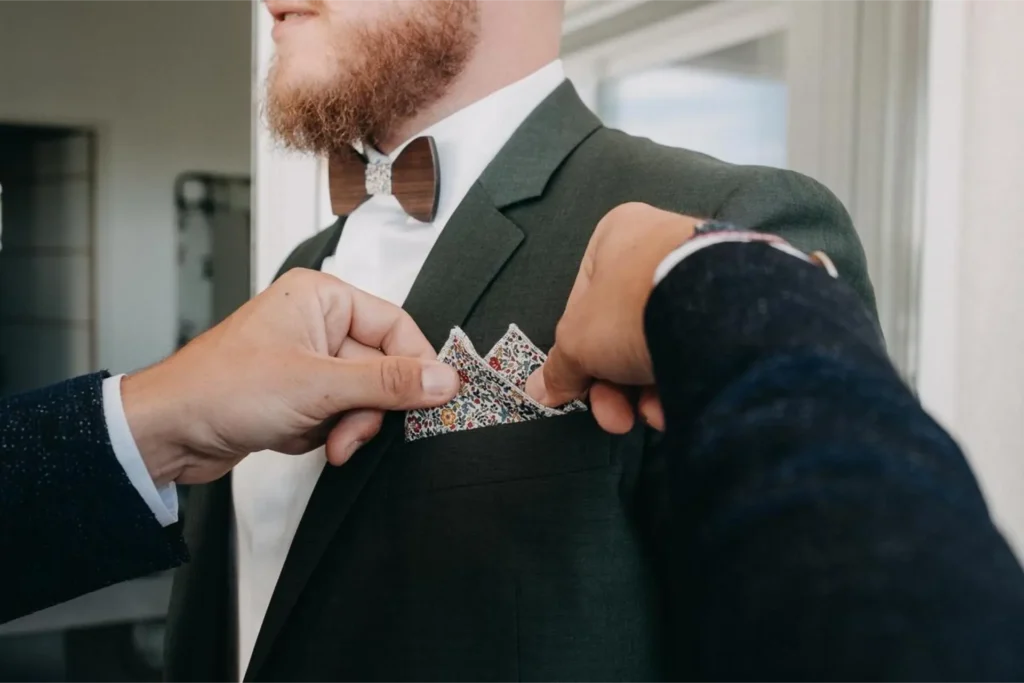 Comment plier une pochette de costume en style bouffant