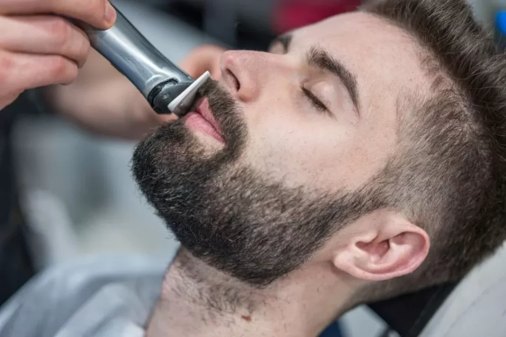 Sculptez le milieu de votre moustache
