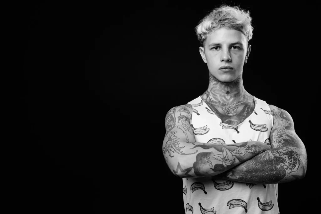 Pourquoi les tatouages sur la main s'estompent ils plus vite