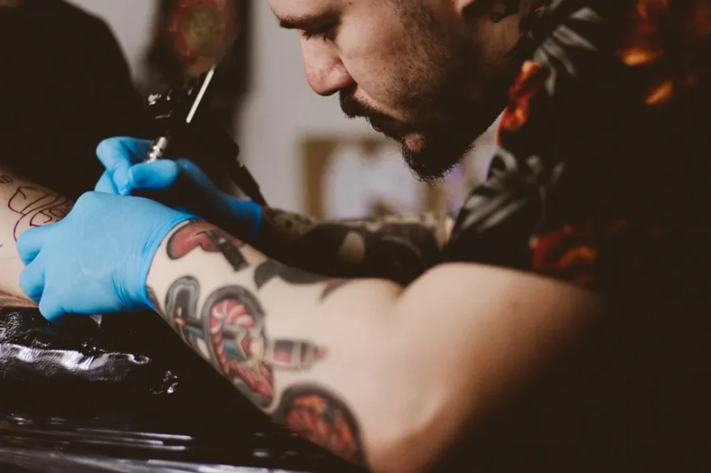 Quelles précautions prendre pour un tatouage sur la main