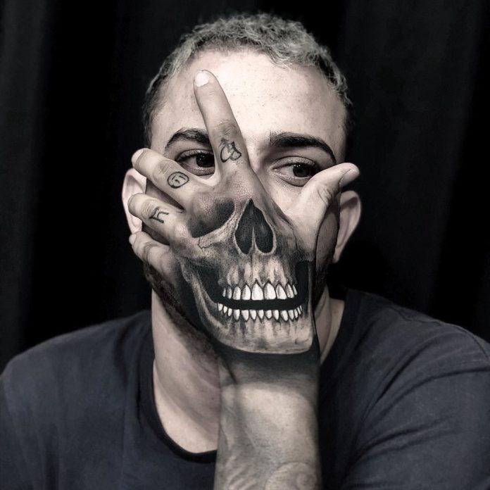 Tatouage de crâne sur la main