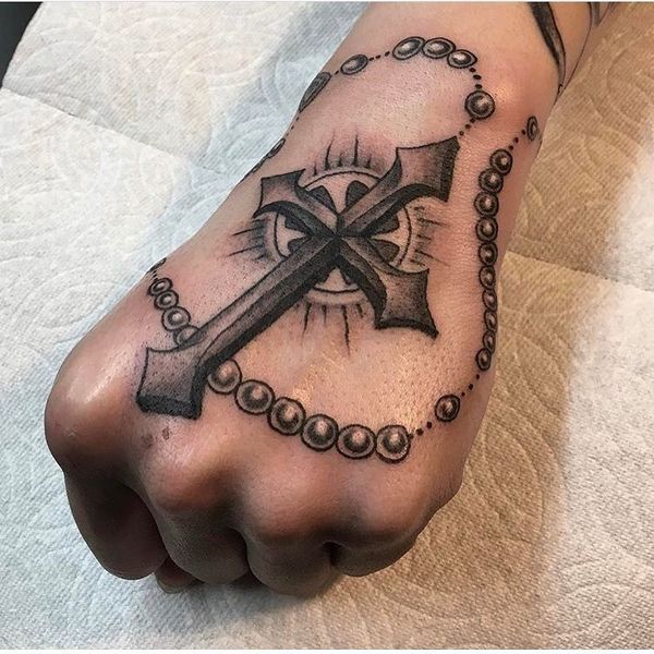 Tatouage de croix sur la main
