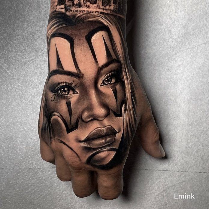 Tatouage de femme Payasa sur la main
