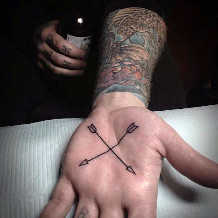 Tatouage de flèche sur la main
