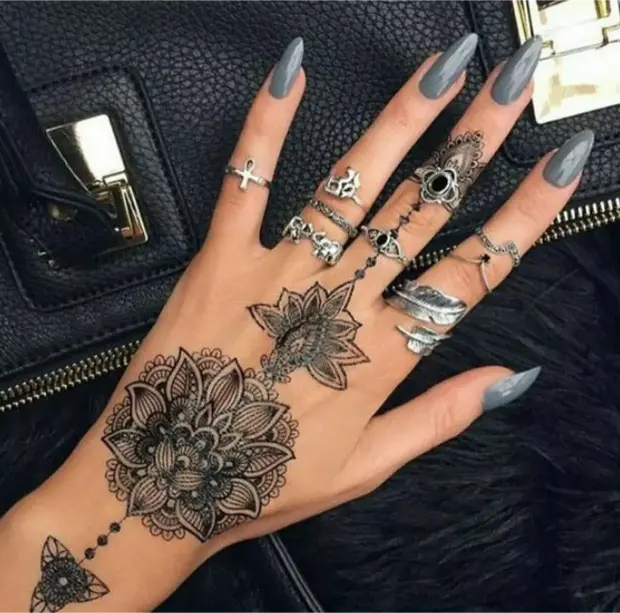 Tatouage de mandala sur la main 1