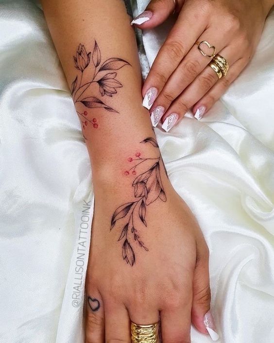 Tatouage de poignet décoratif