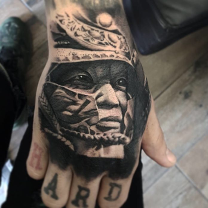 Tatouage de profil de visage de roi sur la main