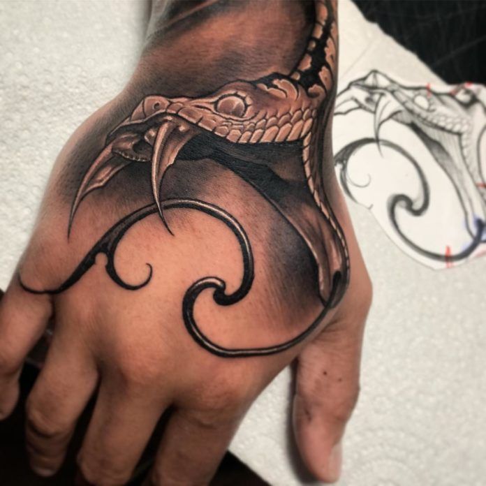 Tatouage de serpent sur la main