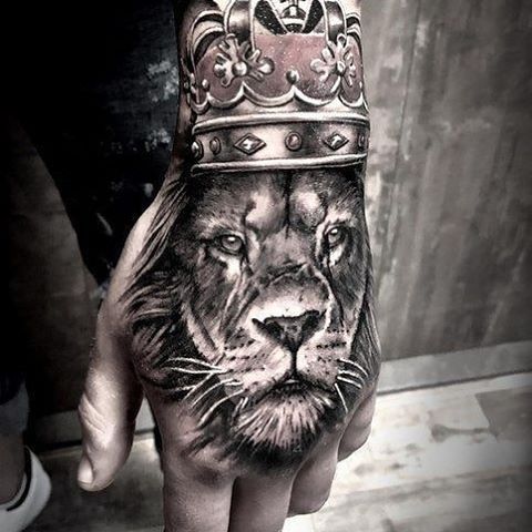 Tatouage de tête de lion sur la main