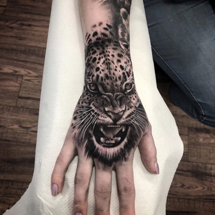 Tatouage de visage de panthère sur la main