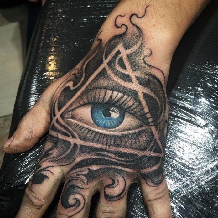 Tatouage d’œil bleu de la providence stylisé sur la main