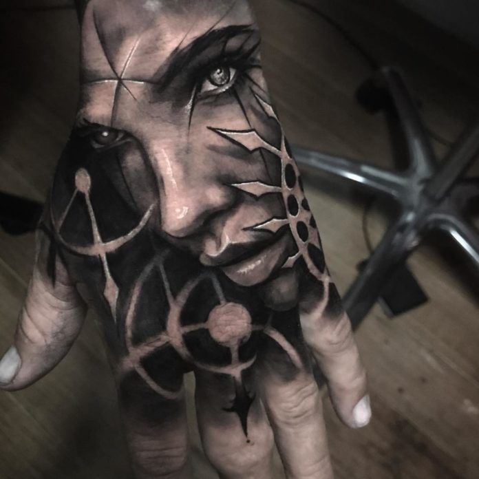 Tatouage d’une femme avec cheveux devant les yeux sur la main