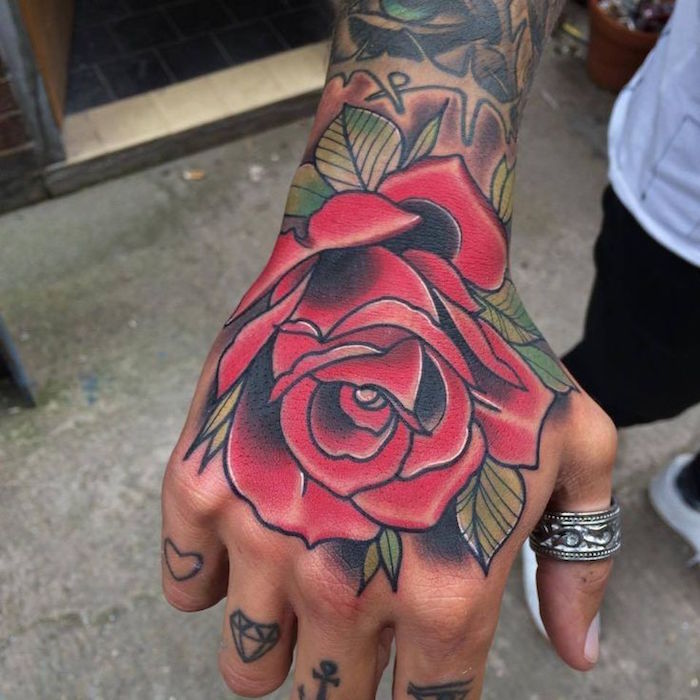 Tatouage d’une rose rouge réaliste sur la main