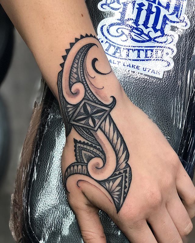 Tatouage tribal sur la main