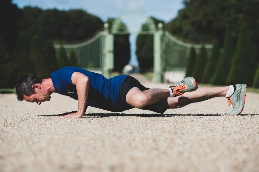 Faire du sport régulièrement (cardio + renforcement)