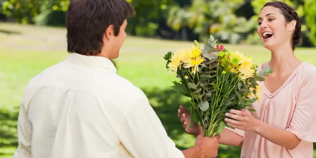 Que signifie le fait d’offrir des fleurs à une femme